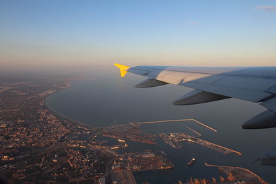 výhled na křídlo z letadla ve vzduchu