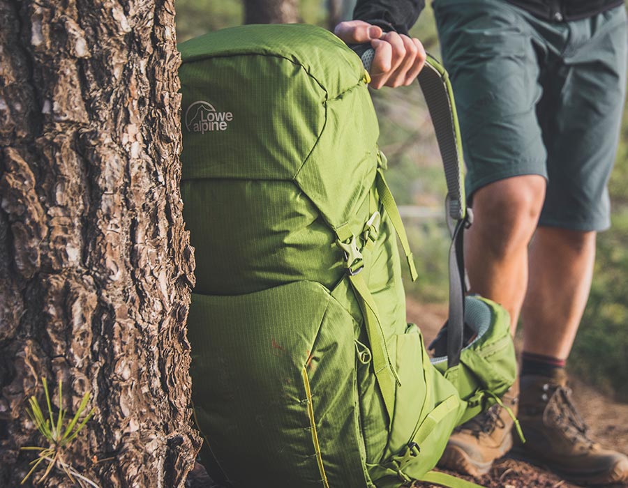 zelený batoh Lowe Alpine Altus na túře v lese