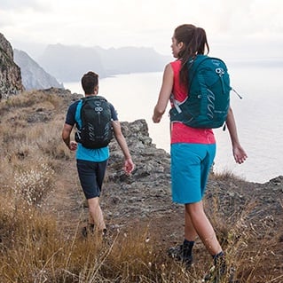 turistický batoh Osprey Talon 22 S/M na zádech