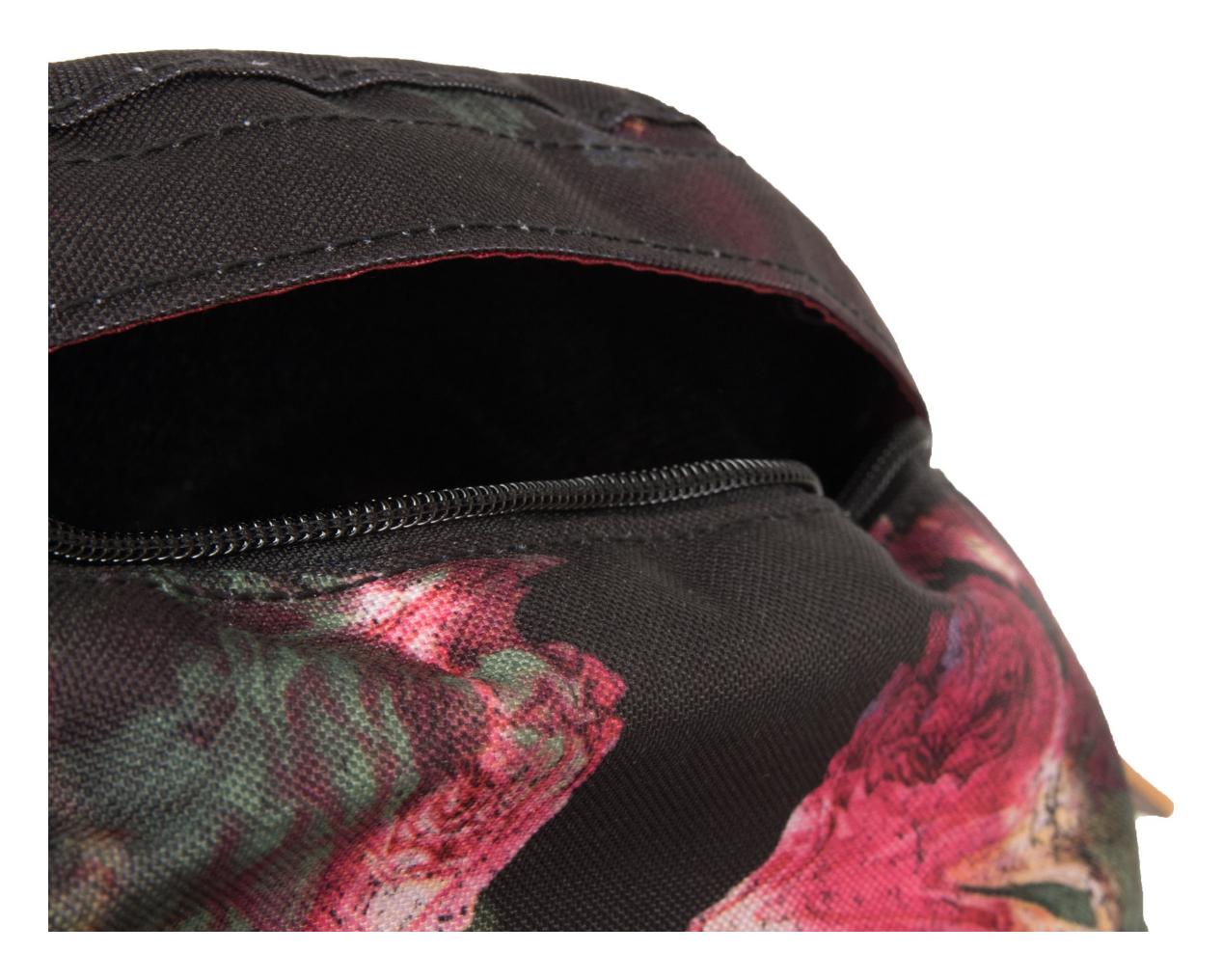 Nitro Weekender Black rose.

čalúnené vrecko na telefón alebo na okuliare
vrchné sieťované vrecko
čalúnené vnútorné vrecko na notebook veľkosti 15