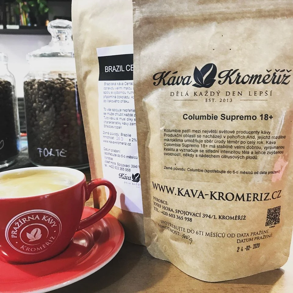 káva s penou a balíček kávy z rodinnej pražiarne Káva Kroměříž