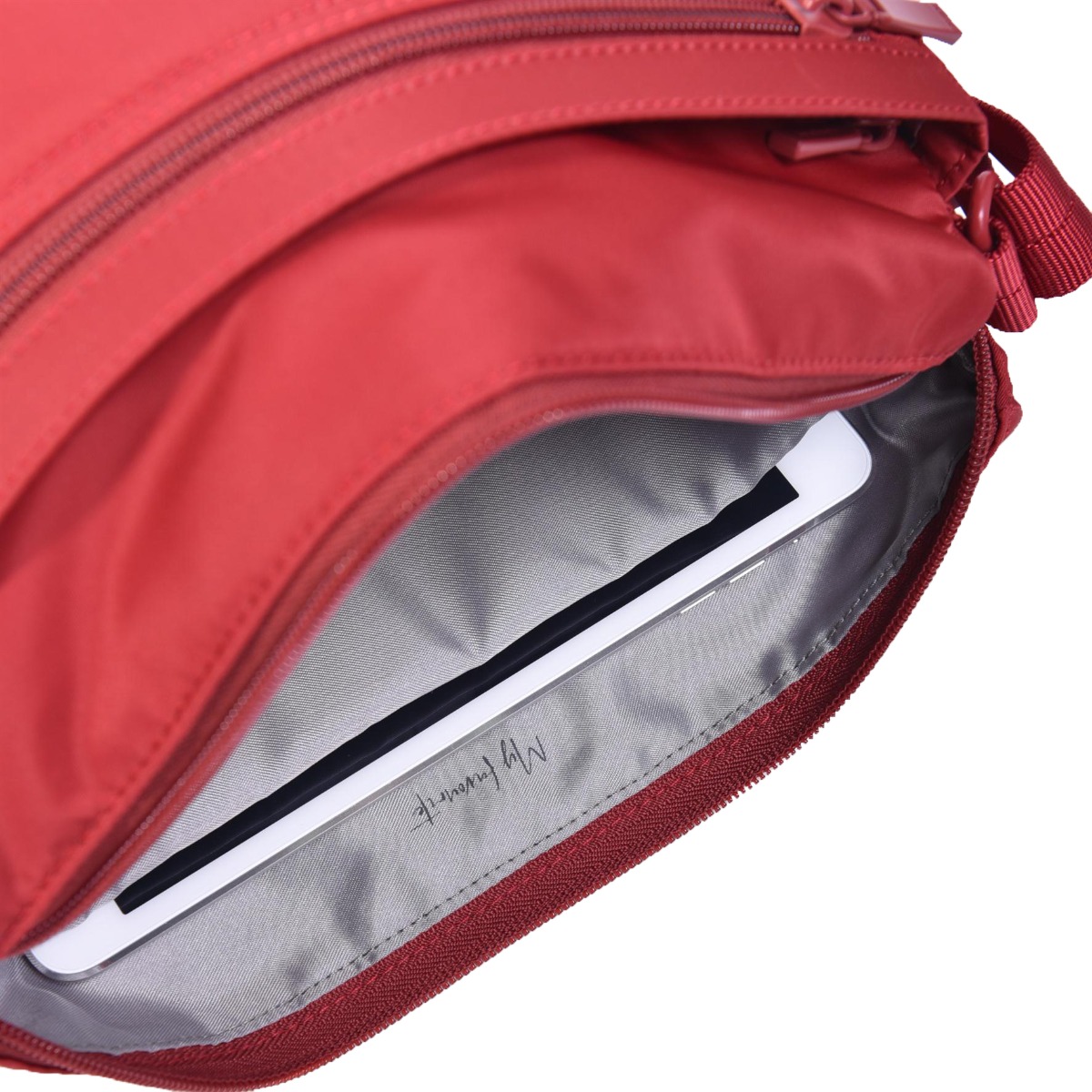Hedgren Shoulder bag Eye M RFID Sun Dried Tomato.
 - hlavné vrecko s organizérom na zips
 - čalúnené vrecko na tablet
 - vrecko na smartfón
 - vnútorné vrecko na zips
 - integrovaná RFID ochrana
 - vodoodolný materiál
 - kovové logo na prednej časti
 - dve predné vrecká na zips
 - jedno zadné vrecko na zips
 - nastaviteľný ramenný popruh